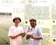 Món quà của HS Đài Loan - Trương Xuân Phát tặng Song Hỷ Trà